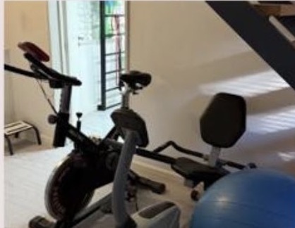 Sala de actividad física con bicicletas fijas